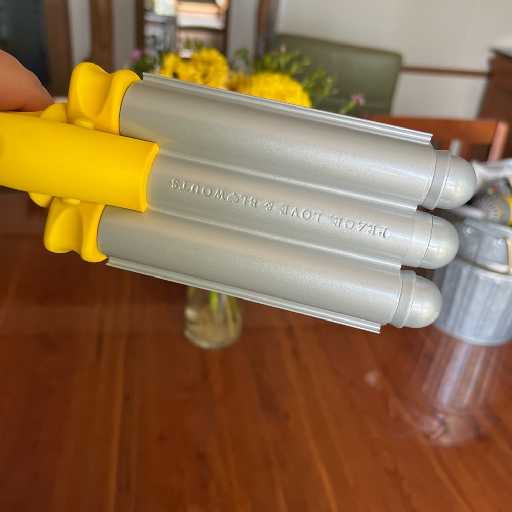 Drybar The Beach Bender Triple Barrel Waver - Picture 4 of 9